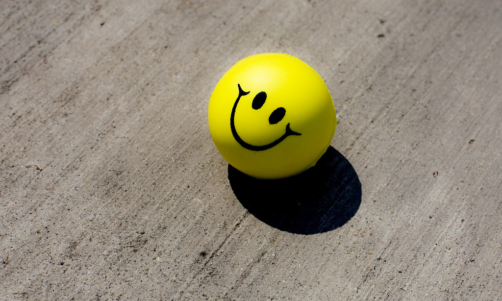 Une balle anti-stress avec un smiley dessus