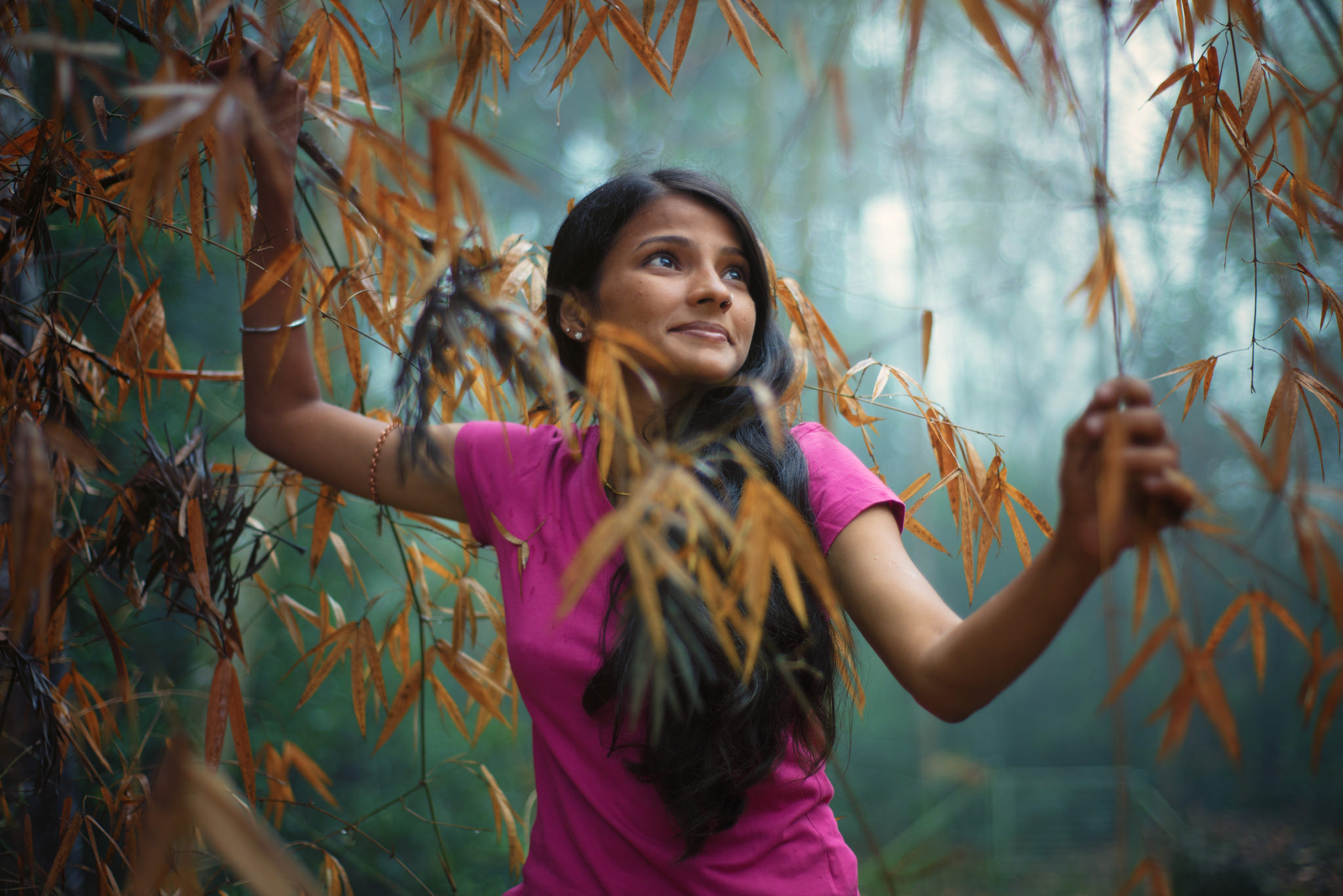 Une femme heureuse marche dans une forêt