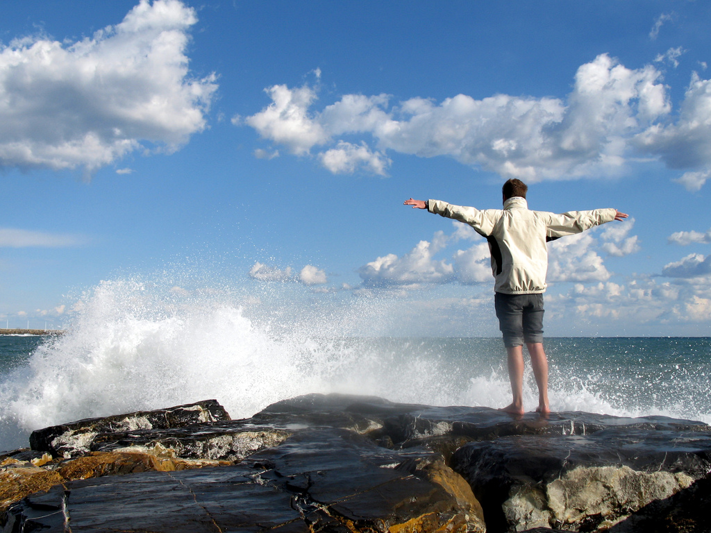 Un homme au bord de la mer