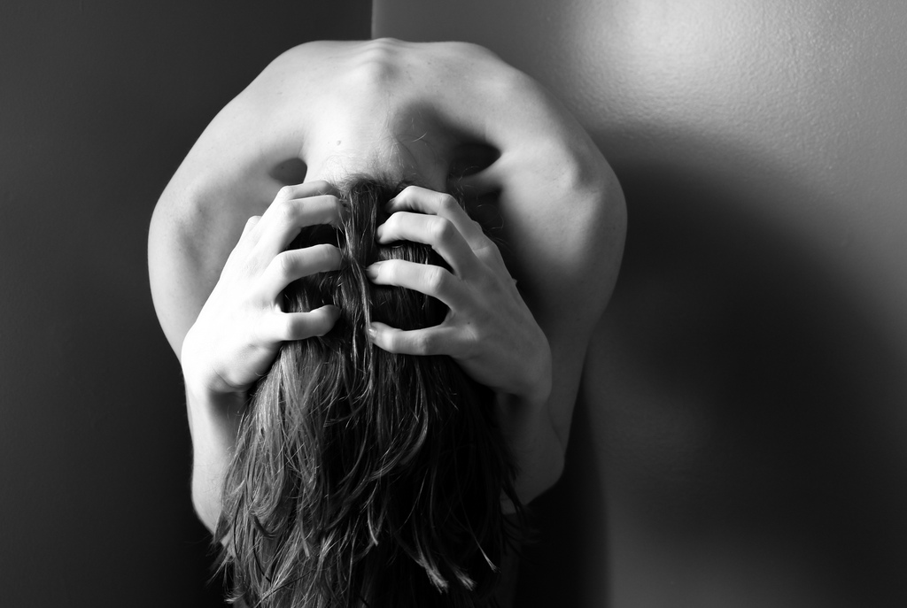 Une personne anxieuse se prend la tête dans les mains