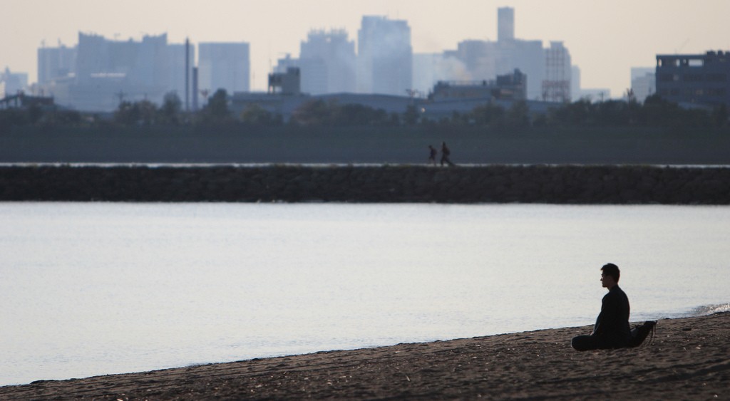 Un homme se relaxe sur une plage en ville.
