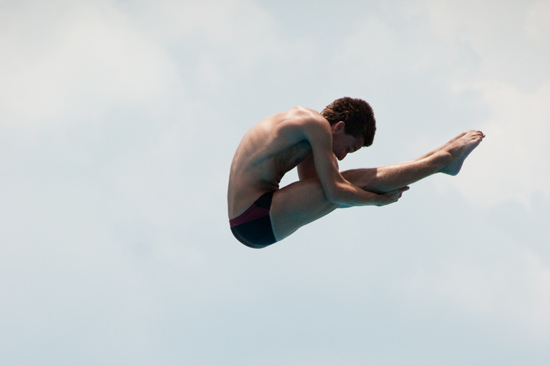 Un plongeur fait une figure durant son saut
